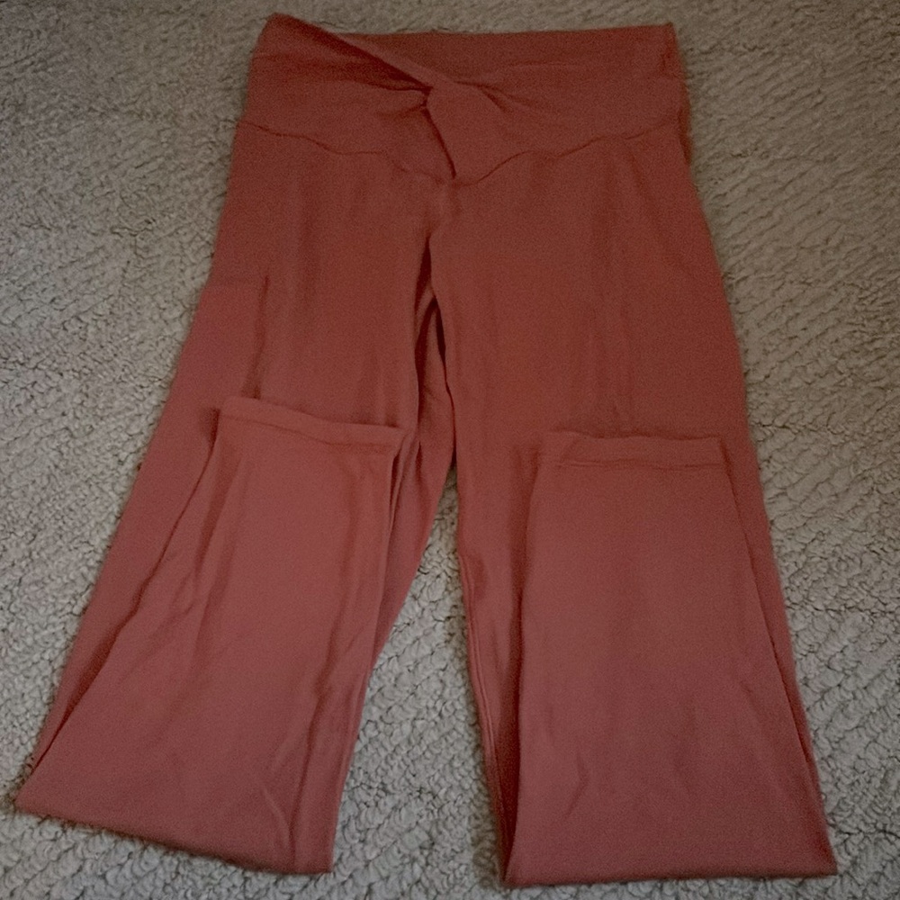 Comfortable aerie orange leggings with a scrunch on waist and are high waisted